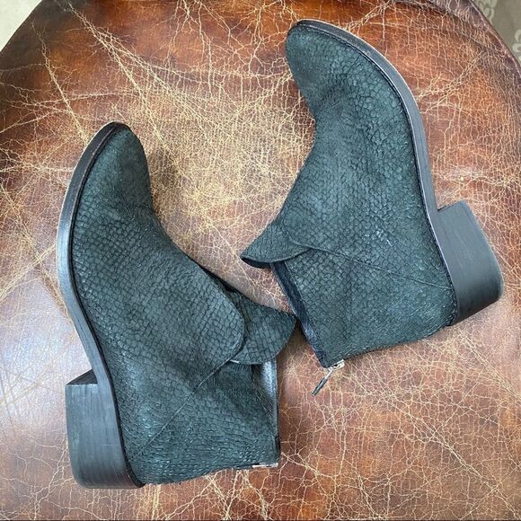 EILEEN FISHER black texture booties 8 - Picture 8 of 8